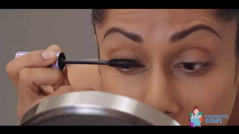 How to apply mascara like a pro that won't smudge