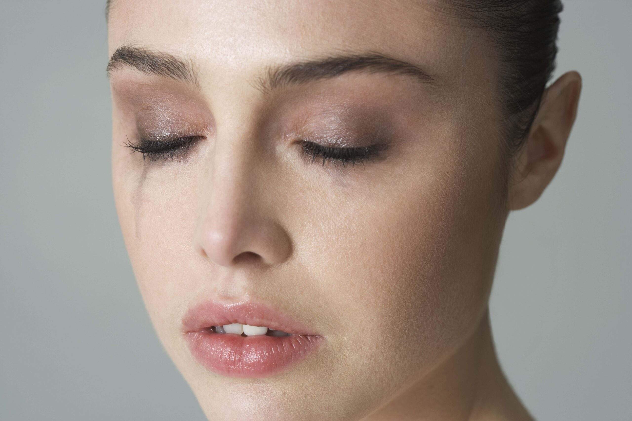 How To Achieve The Runny Mascara Look